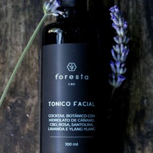 Frasco de 100ml color negro de tónico facial a base de CBD, hidrolato de cáñamo, rosa, santolina, lavanda e Ylang-Ylang