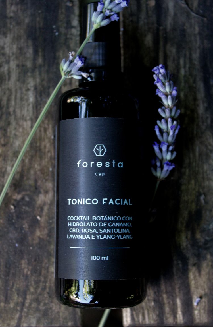 Frasco de 100ml color negro de tónico facial a base de CBD, hidrolato de cáñamo, rosa, santolina, lavanda e Ylang-Ylang